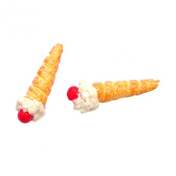 D5038 - Pair of Cream Horns