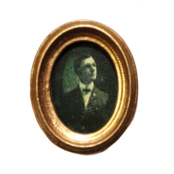 MC5016 Oval Picture of Man